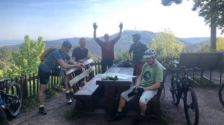 Die Truppe auf dem ersten Gipfel – Hohe Loog - und vor dem ersten Trail: Alex, Ralf, Daniel, Sebastian und Andi (v.l.n.r.) Ausblick auf den Kalmit. | © DAV